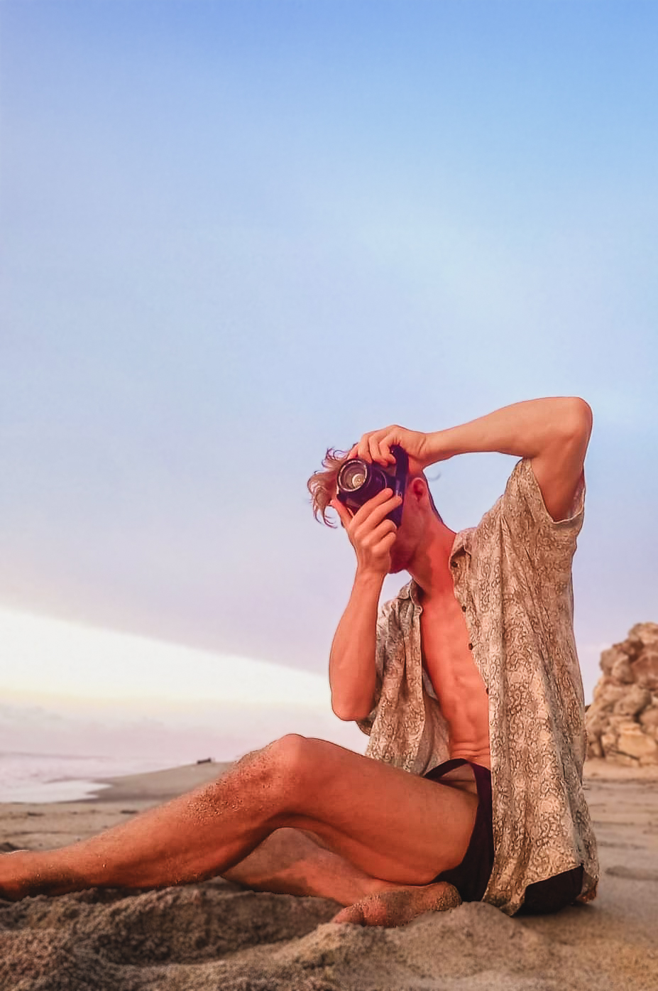 Ivan Fijarczyk fotografiando en la playa